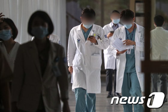 서울의 한 종합병원에서 의료진들이 업무를 보고 있다. /뉴스1 © News1 성동훈 기자