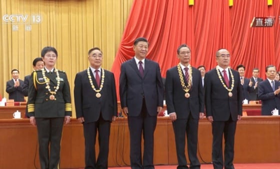 시진핑과 최고상을 받은 4명의 학자들 - CCTV 화면 갈무리