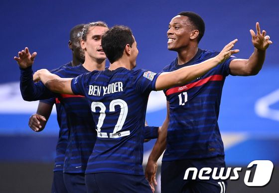 프랑스 선수들이 9일(한국시간) 프랑스 생드니의 스타드 드 프랑스에서 열린 크로아이타와의 2020-21 유럽축구연맹(UEFA) 네이션스리그 리그A 3조 2라운드에서 득점 후 세리머니를 하고 있다. © AFP=뉴스1