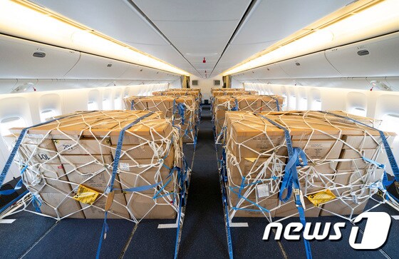 화물기로 개조한 대한항공 보잉 777-300ER 내부에 화물을 적재하는 모습. (대한항공 제공) 2020.9.9/뉴스1