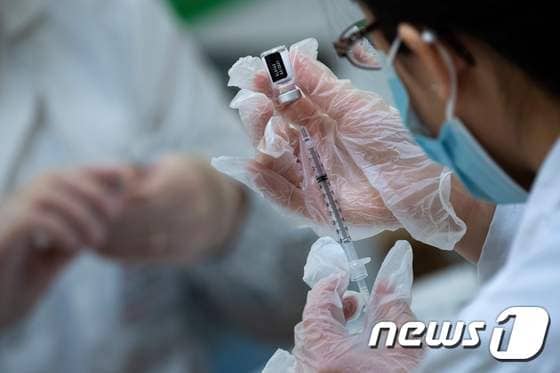 코로나19 백신 접종을 준비 중인 의료진 <자료사진> © AFP=뉴스1