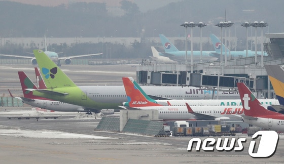 인천국제공항 전망대에서 바라본 계류장에 저비용항공사 여객기들이 주기돼 있다. 2021.1.10/뉴스1 © News1 이성철 기자
