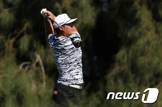 임성재가 11일(한국시간) PGA투어 센트리 토너먼트 오브 챔피언십에서 샷을 날리고 있다. © AFP=뉴스1