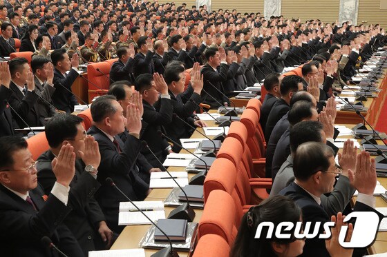 (평양 노동신문=뉴스1) = 북한 노동당 기관지 노동신문은 11일 제8차 당 대회 6일 차 회의 소식을 보도했다. 신문은 