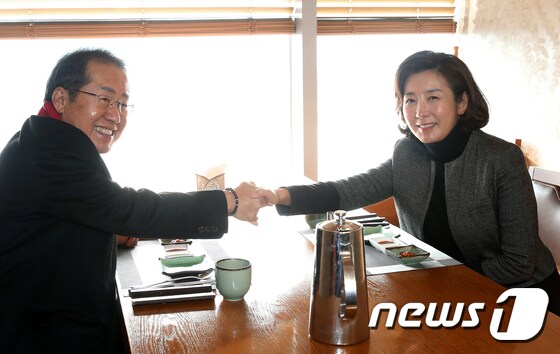 홍준표 대구시장(왼쪽)과 나경원 전 의원 © News1 국회사진취재단