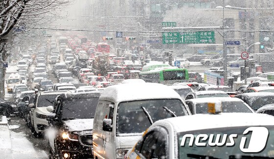 지난해 1월 12일 서울 서초구 교대역 인근 도로가 폭설로 인해 교통체증을 보이고 있다. 2021.1.12/뉴스1 © News1 임세영 기자