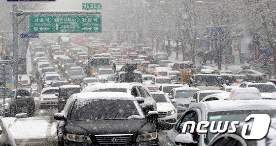 한꺼번에 쏟아진 눈으로 12일 오후 서울 서초구 교대역 인근 도로가 교통체증을 보이고 있다. 2021.1.12/뉴스1 © News1 임세영 기자
