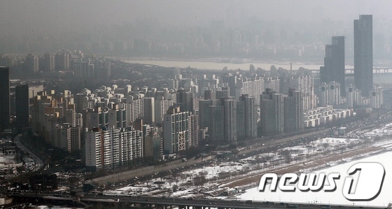 서울 여의도 63빌딩에서 바라본 용산구 아파트단지. © News1 박세연 기자