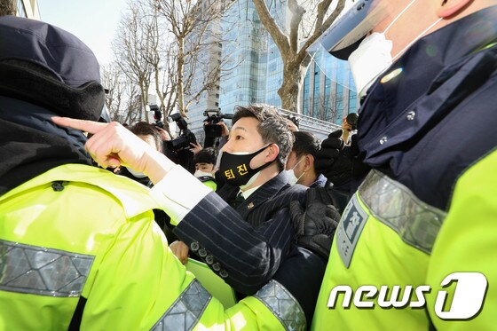 경찰과 충돌하는 박 전 대통령 지지자들