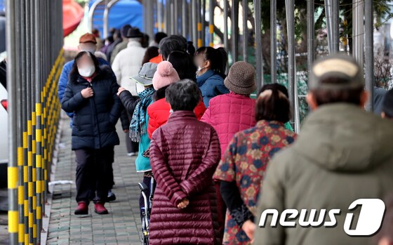 검사 기다리는 인천 연수구 주민들