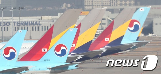 인천국제공항 주기장에 대한항공과 아시아나 여객기가 세워져 있다. 2021.1.14/뉴스1 © News1 이성철 기자