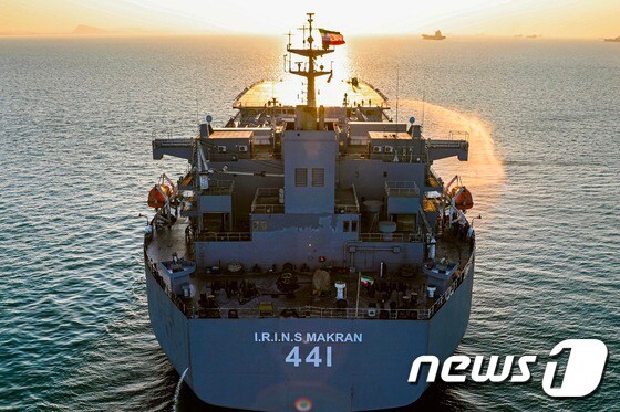 14일(현지시간) 오만 만의 걸프 해역에서 열린 이란 해군의 대규모 해상 훈련에 신형 함정 마크란이 참여를 하고 있다. (사진은 기사 내용과 무관함) / 뉴스1 © News1