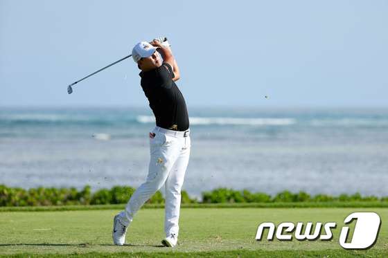 김시우가 15일(한국시간) PGA투어 소니오픈 1라운드에서 샷을 날리고 있다. © AFP=뉴스1