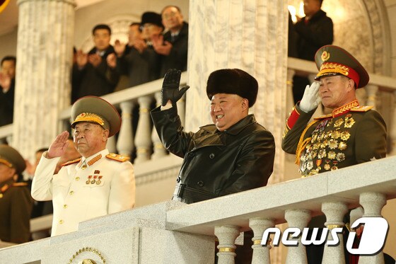 북한 김정은, 제8차 당 대회 기념 열병식서 밝은 모습