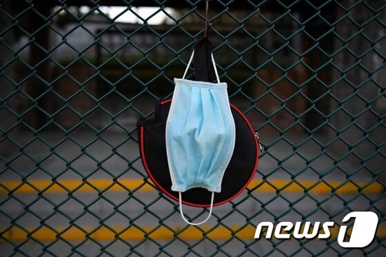 지난해 12월2일 중국 수도 베이징의 한 테니스 코트에 마스크가 걸려 있다.© AFP=뉴스1