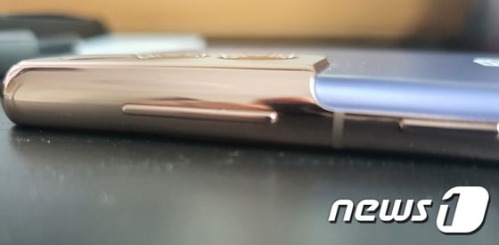 갤럭시S21 팬텀 바이올렛 컨투어 컷 디자인 2021.01.15./뉴스1 © News1 김정