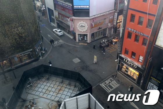 정부가 수도권 거리두기 2.5단계·비수도권 2단계를 2주간 연장하기로 한 16일 서울 중구 명동 거리가 한산한 모습을 보이고 있다./뉴스1 © News1 이동해 기자