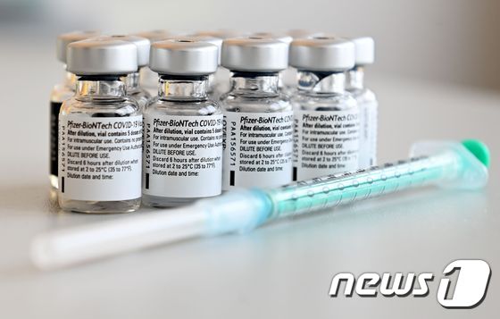 화이자와 바이오엔테크가 공동개발한 코로나19 백신 © AFP=뉴스1