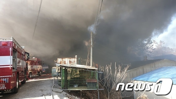 17일 오후 1시 42분께 울산 북구 시례동의 한 경운기 부품 제조 공장에서 불이났다(울산소방본부제공) /© 뉴스1