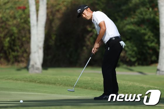 케빈 나가 18일(한국시간) PGA투어 소니오픈 최종 라운드에서 퍼팅을 하고 있다. © AFP=뉴스1