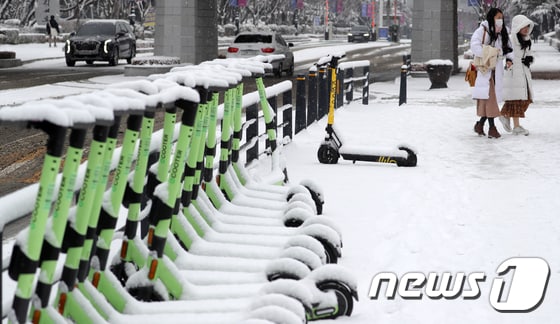 지난달 18일 전북 소재 한 대학에서 학생들이 발걸음을 옮기고 있다./뉴스1 © News1
