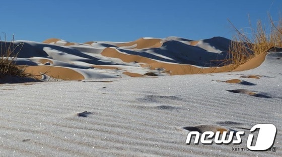 사진작가 카림 부체타타(Karim Bouchetata)가 공개한 눈 내린 알제리 사하라 사막 풍경. 페이스북 게시물 갈무리.  뉴스1