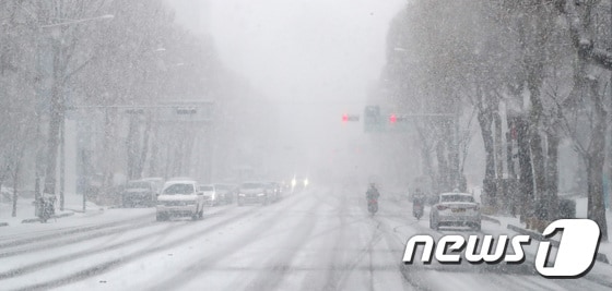 눈 내리는 서울 강남구 청담사거리 인근 도로가 텅 비어 있다. 2021.1.18/뉴스1 © News1 임세영 기자