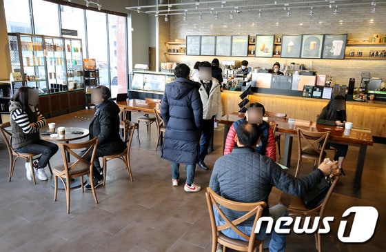 포장·배달만 가능했던 카페에서 매장 내 취식이 가능해진 18일 대전시내 카페를 찾은 시민들이 테이블에 앉아 커피를 마시고 있다. 2021.1.18/뉴스1 © News1 김기태 기자