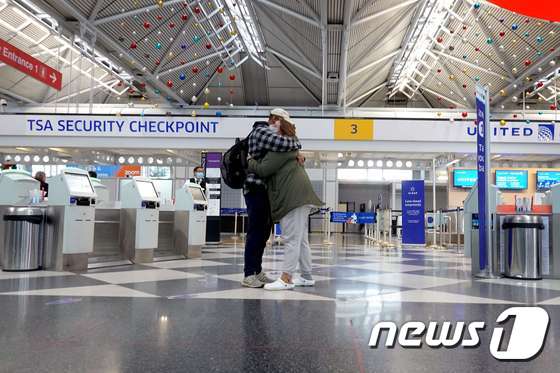 작년 12월23일 미국 일리노이주 시카고 오헤어국제공항에서 작별 인사를 하는 여행객. (자료사진) © AFP=뉴스1