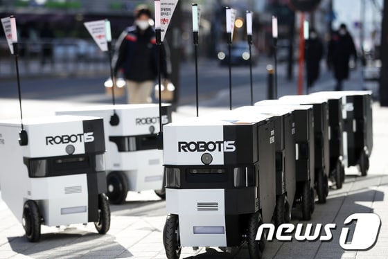 실외 자율주행 로봇이 점심 식사를 배달하는 모습. 2021.1.19/뉴스1 © News1 오대일 기자