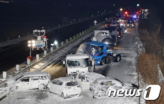 일본 미야기현 도호쿠 지역 고속도로에서 19일 폭설로 130중 추돌사고가 발생해 한 명이 숨지고 10명이 부상했다. © 로이터=뉴스1 © News1 최서윤 기자