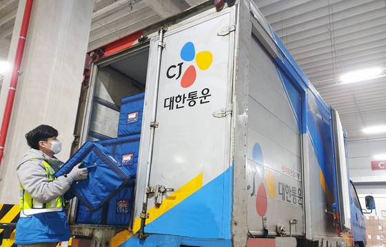 CJ대한통운이 운영하고 있는 의약품 전담운송차량. © 뉴스1