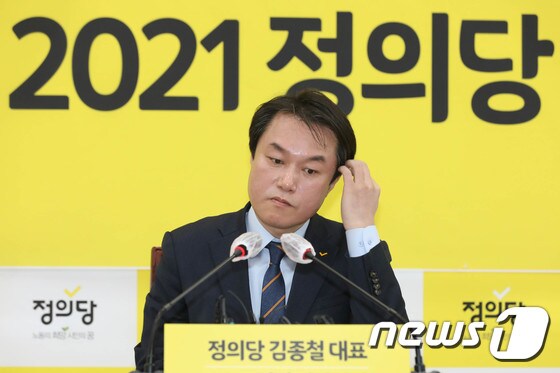 정의당 김종철 대표가 지난 20일 서울 여의도 국회에서 열린 신년기자회견에서 머리를 만지고 있다. 2021.1.20/뉴스1 © News1 성동훈 기자