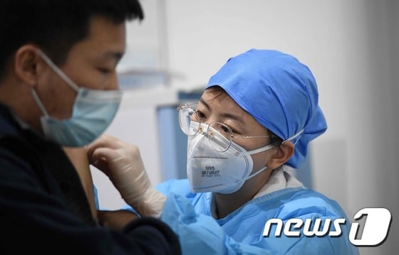 중국 의료진이 코로나19 검사를 실시하고 있다. © AFP=뉴스1