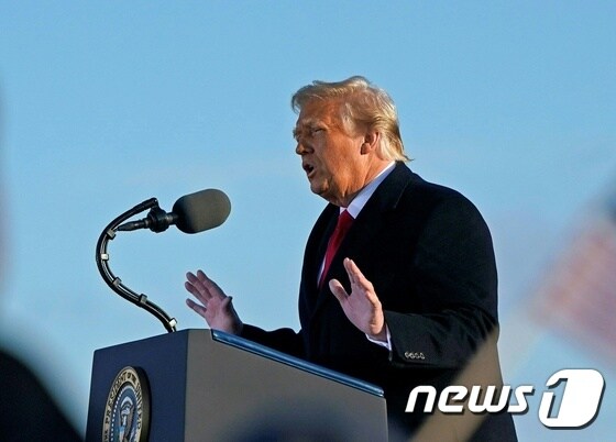 지난달 20일 앤드루스 공군 기지에서 짧은 퇴임식을 갖고 연설하는 도널드 트럼프 전 미국 대통령 © AFP=뉴스1