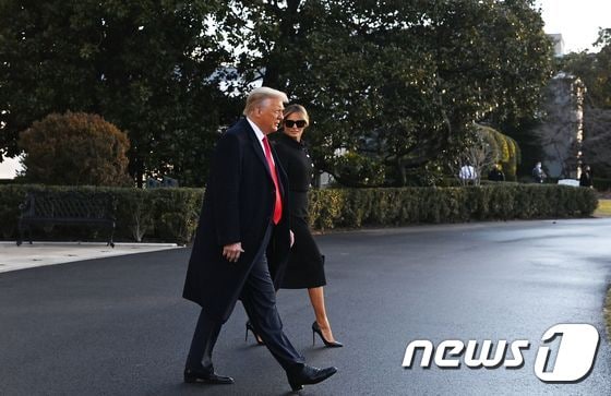 도널드 트럼프 미국 대통령과 부인 멜라니아 여사가 20일(현지시간) 조 바이든 대통령 당선인의 취임식에 불참한 채 플로리다로 가기 위해 워싱턴 백악관을 떠나고 있다. © AFP=뉴스1 © News1 우동명 기자