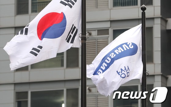 서울 서초동 삼성전자 서초사옥에 걸린 태극기와 삼성 깃발의 모습/뉴스1 © News1