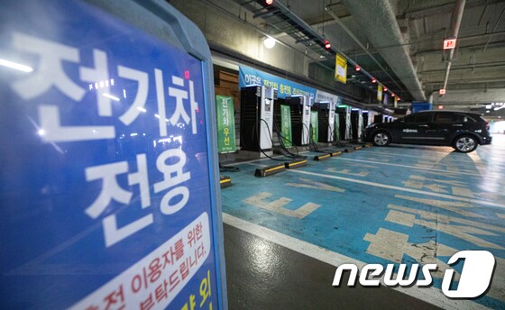 서울 시내의 한 대형쇼핑몰 주차장에 전기 자동차 충전소. (사진은 기사 내용과 무관함) / 뉴스1 © News1