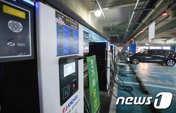 서울 시내의 한 대형쇼핑몰 주차장에 전기 자동차 충전소. 2021.1.21/뉴스1 © News1 이재명 기자<br><br>