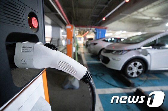 서울 시내의 한 대형쇼핑몰 주차장 전기 자동차 충전소 모습 ./뉴스1 © News1 이재명 기자