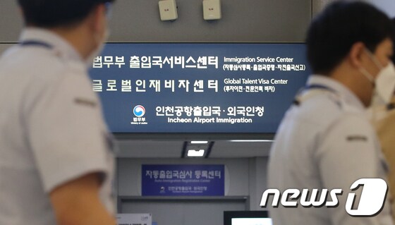 검찰, '김학의 불법출금' 관련 법무부·공정위 압수수색 