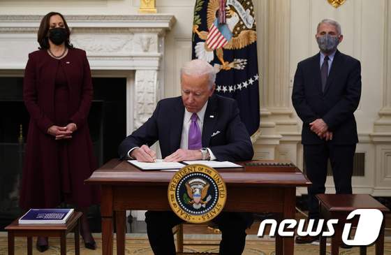 코로나19 대응 행정명령 서명하는 바이든 미 대통령