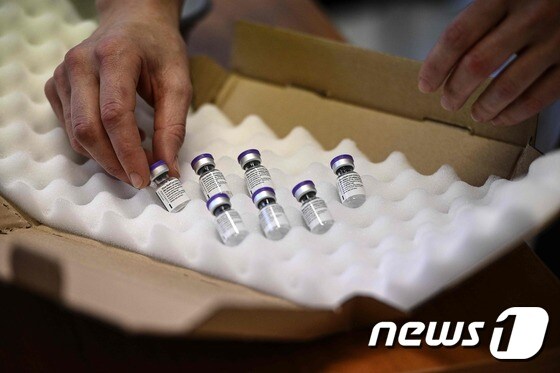 화이자·바이오엔테크의 코로나19 백신 © AFP=뉴스1