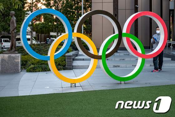 일본 도쿄 올림픽박물관 앞에 설치돼 있는 오륜 마크 조형물 <자료사진> © AFP=뉴스1