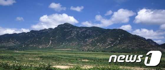 황해남도 신원군에 있는 장수산 전경. 오른쪽 능선 위로 장수산성 성곽이 보인다. (미디어한국학 제공) 2021.01.23.© 뉴스1