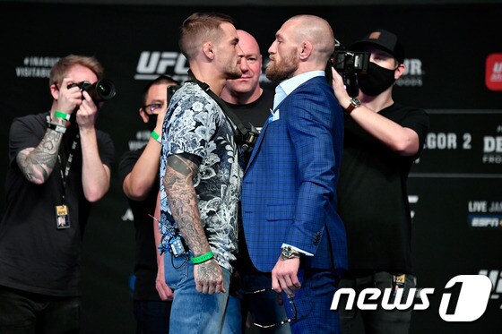 맥그리거(오른)와 포이리에가 기자회견을 가졌다. (UFC 제공)© 뉴스1