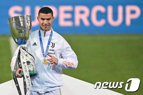 이탈리아 슈퍼컵 우승으로 개인 통산 33번째 트로피와 입맞춘 호날두 © AFP=뉴스1