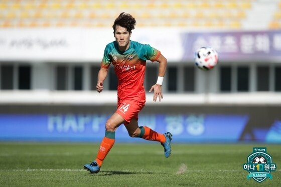 강원FC와 4년 재계약을 맺은 한국영(한국프로축구연맹 제공) © 뉴스1