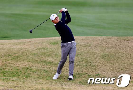김시우가 24일(한국시간) PGA투어 아메리칸 익스프레스 3라운드에서 샷을 날리고 있다. © AFP=뉴스1
