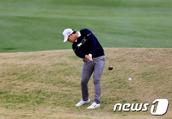 김시우가 24일(한국시간) PGA투어 아메리칸 익스프레스 3라운드에서 샷을 날리고 있다. © AFP=뉴스1